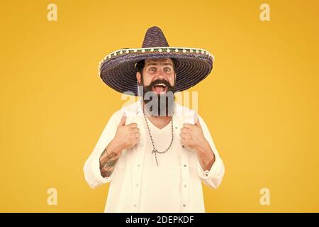 Planifiez des vacances d'été. Concept de tourisme. Hipster s'amuser. Humeur joyeuse. Traditions mexicaines. Explorez la culture mexicaine. Célébrez les vacances mexicaines traditionnelles. Heureux homme dans un chapeau de paille souvenir de sombrero. Banque D'Images