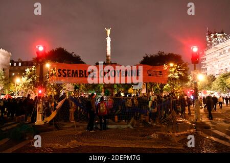 Des activistes verts se tiennent sur le camp où des dizaines de tentes ont été installées, situées entre la place du Châtelet et l'Hôtel de ville, le lundi 7 octobre 2019, lorsque plusieurs centaines d'activistes écologistes membres du mouvement international extinction Rebellion (XR ) A lancé l'occupation de la place du Châtelet et du Pont au changement à Paris afin d'alerter la population et les autorités françaises et internationales sur l'urgence climatique que rencontrent les gouvernements en situation d'inaction face au réchauffement climatique. Cette action s'inscrit dans le cadre de la semaine internationale d'action, Rebellion Int Banque D'Images