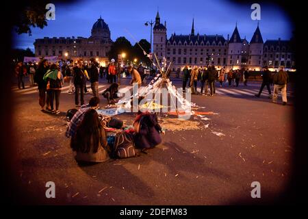 Des activistes verts se tiennent sur le camp où des dizaines de tentes ont été installées, situées entre la place du Châtelet et l'Hôtel de ville, le lundi 7 octobre 2019, lorsque plusieurs centaines d'activistes écologistes membres du mouvement international extinction Rebellion (XR ) A lancé l'occupation de la place du Châtelet et du Pont au changement à Paris afin d'alerter la population et les autorités françaises et internationales sur l'urgence climatique que rencontrent les gouvernements en situation d'inaction face au réchauffement climatique. Cette action s'inscrit dans le cadre de la semaine internationale d'action, Rebellion Int Banque D'Images