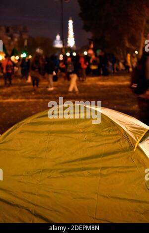 Des activistes verts se tiennent sur le camp où des dizaines de tentes ont été installées, situées entre la place du Châtelet et l'Hôtel de ville, le lundi 7 octobre 2019, lorsque plusieurs centaines d'activistes écologistes membres du mouvement international extinction Rebellion (XR ) A lancé l'occupation de la place du Châtelet et du Pont au changement à Paris afin d'alerter la population et les autorités françaises et internationales sur l'urgence climatique que rencontrent les gouvernements en situation d'inaction face au réchauffement climatique. Cette action s'inscrit dans le cadre de la semaine internationale d'action, Rebellion Int Banque D'Images