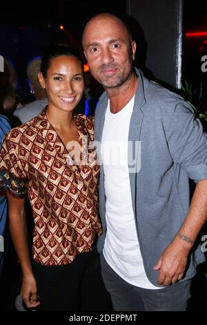 Christophe Dugarry et sa compagnie Yasmina lors de la soirée d'inauguration du Roxie Club, a Paris, France, le 10 octobre 2019. Photo de Jerome Domine/ABACAPRESS.COM Banque D'Images