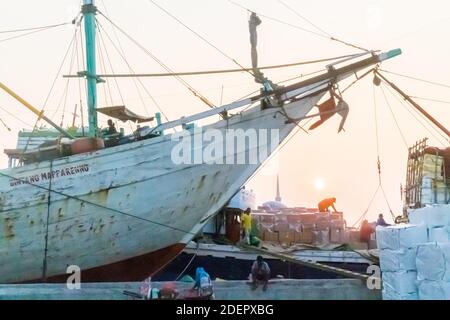 Bateaux en bois au vieux port de Djakarta de Sunda Kelapa, en Indonésie Banque D'Images