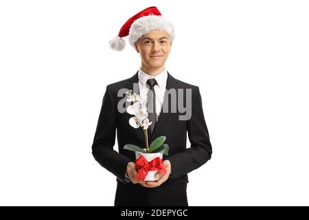 Beau jeune homme en costume et Père noël chapeau tenant une fleur d'orchidée isolée sur fond blanc Banque D'Images