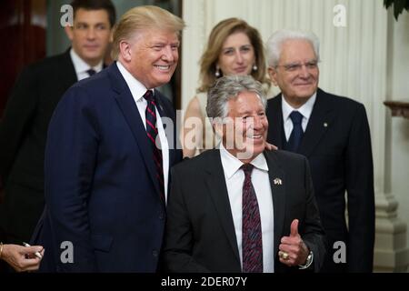 LE président AMÉRICAIN Donald J. Trump (L) pose une photo avec l'ancien pilote de course américain d'origine italienne Mario Andretti (R), en tant que président de l'Italie Sergio Mattarella (Back R) et sa fille et la première dame italienne Laura Mattarella (Back L) regardent; Lors d'une réception dans la salle est de la Maison Blanche à Washington, DC, Etats-Unis, le 16 octobre 2019. LE président AMÉRICAIN Donald J. Trump a accueilli le président italien Sergio Mattarella et sa fille ainsi que la première dame italienne Laura Mattarella lors d'une réception en l'honneur de la République italienne. Photo de Michael Reynolds/Pool/ABACAPRESS.COM Banque D'Images