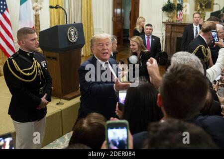 LE Président AMÉRICAIN Donald J. Trump (C) accueille les visiteurs lors d'une réception à la salle est de la Maison Blanche à Washington, DC, USA, le 16 octobre 2019. LE président AMÉRICAIN Donald J. Trump a accueilli le président italien Sergio Mattarella et sa fille ainsi que la première dame italienne Laura Mattarella lors d'une réception en l'honneur de la République italienne. Photo de Michael Reynolds/Pool/ABACAPRESS.COM Banque D'Images