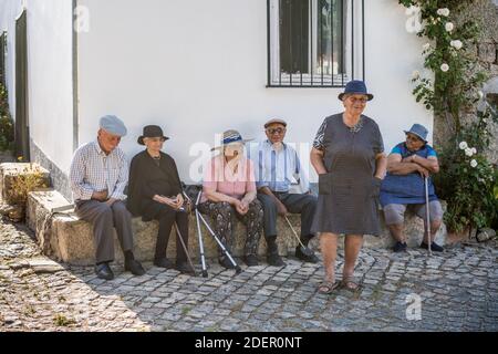 Habitants de la rue dans le village de Monsanto, Portugal, Europe. Banque D'Images