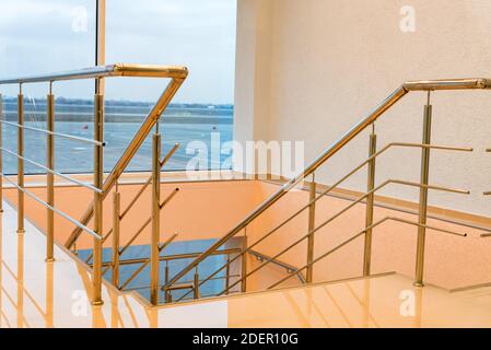 Escalier de bureau moderne en marbre brillant avec banister en chrome Banque D'Images