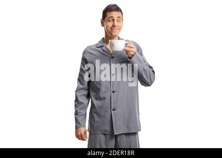 Jeune homme en pyjama appréciant une tasse de thé isolé sur fond blanc Banque D'Images