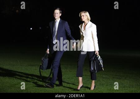 Le conseiller principal du président Trump Jared Kushner (L) et sa femme Ivanka Trump (R), fille du président Trump, marchent sur la pelouse du Sud après être retourné à la Maison Blanche par Marine One, à Washington, DC, États-Unis, le 18 octobre 2019. Le couple s'est joint au président Trump lors d'un voyage au Texas. Photo de Michael Reynolds/Pool/ABACAPRESS.COM Banque D'Images