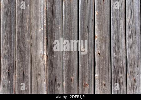 Gros plan de texture inégale en bois fait de vieux planches rustiques avec clous Banque D'Images