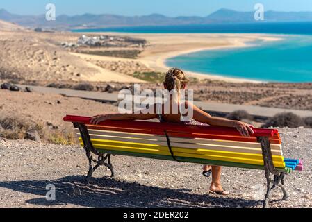 Jeune femme blonde sur la plage de Sotavento, Fuerteventura en Espagne. Banque D'Images