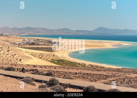 Vue sur Playa de Sotavento, Fuerteventura en Espagne en été. Banque D'Images