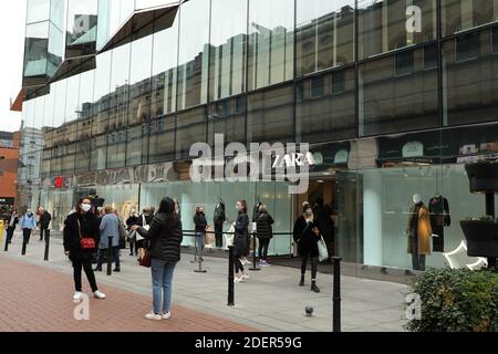 Dublin. 1er décembre 2020. Les gens font la queue devant un magasin de vêtements rouvert à Dublin, en Irlande, le 1er décembre 2020. L'Irlande a abaissé mardi ses restrictions de niveau 5 ou les plus élevées de COVID-19 au niveau 3, avec quelques ajustements spéciaux conçus pour les prochains Noël. Credit: Xinhua/Alay Live News Banque D'Images