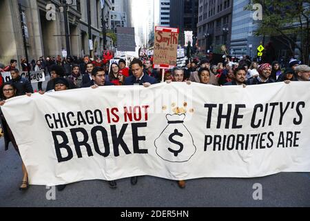 PAS DE FILM, PAS DE VIDÉO, PAS de TV, PAS DE DOCUMENTAIRE - plusieurs échevins de Chicago, qui sont tous les nouveaux échevins, mars avec des membres du Chicago Teachers Union et des supporters à l'extérieur de l'hôtel de ville le cinquième jour d'une grève à Chicago le mercredi 23 octobre 2019. Le maire Lori Lightfoot présentera ce matin sa proposition de budget pour 2020. (Jose M. Osorio/Chicago Tribune/TNS) Banque D'Images