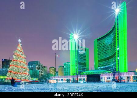 Arbre de Noël à l'hôtel de ville de Toronto, Ontario, Canada. Banque D'Images