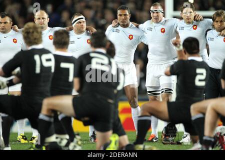 Photo du dossier datée du 23 octobre 2011 de l'équipe de France face à la Nouvelle-Zélande tous les Noirs comme ils exécutent leur haka avant la finale de la coupe du monde de rugby 2011 à l'Eden Park à Auckland, Nouvelle-Zélande. L'Angleterre aurait été condamnée à une amende pour sa formation en forme de V en réponse au haka de Nouvelle-Zélande avant sa demi-finale victoire de la coupe du monde de 2019 sur les All Blacks. Selon le Guardian, l'Angleterre a été frappée par une « somme à quatre chiffres », mais moins que les 2,500 livres sterling que la France a été condamnée à payer après avoir adopté une position similaire avant la finale de la coupe du monde de 2011. Photo de Lionel Hahn/ABACAPRESS.COM Banque D'Images