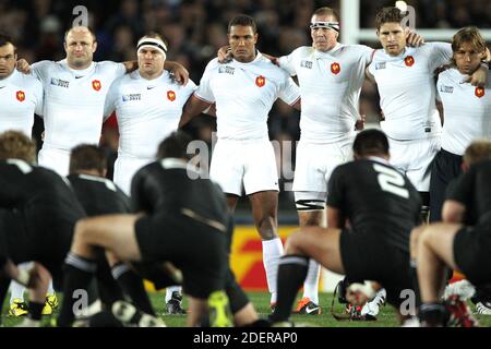 Photo du dossier datée du 23 octobre 2011 de l'équipe de France face à la Nouvelle-Zélande tous les Noirs comme ils exécutent leur haka avant la finale de la coupe du monde de rugby 2011 à l'Eden Park à Auckland, Nouvelle-Zélande. L'Angleterre aurait été condamnée à une amende pour sa formation en forme de V en réponse au haka de Nouvelle-Zélande avant sa demi-finale victoire de la coupe du monde de 2019 sur les All Blacks. Selon le Guardian, l'Angleterre a été frappée par une « somme à quatre chiffres », mais moins que les 2,500 livres sterling que la France a été condamnée à payer après avoir adopté une position similaire avant la finale de la coupe du monde de 2011. Photo de Lionel Hahn/ABACAPRESS.COM Banque D'Images