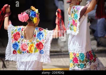 Merida, Yucatan/Mexique-octobre 2011: Jeunes danseurs se produisent au festival de la ville et de près du vêtement traditionnel. Banque D'Images