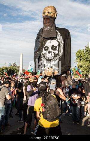 Manifestants au cours du quatorzième jour de manifestations dans tout le pays, à Santiago, au Chili, le 1er novembre 2019. Le gouvernement du président Pinera a annoncé des mesures visant à améliorer les inégalités sociales. Les manifestations portent sur des questions telles que les soins de santé, le système de retraite, la privatisation de l'eau, les transports publics, l'éducation, la mobilité sociale et la corruption. Photo de Fabien Dupoux/ABACAPRESS.COM Banque D'Images