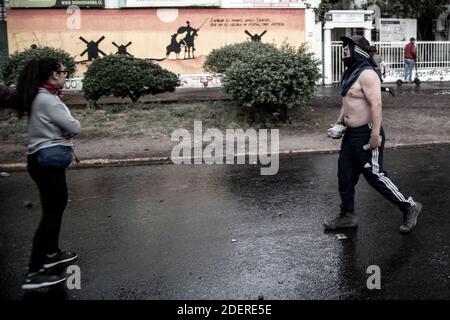 Manifestants au quatorzième jour de manifestations dans tout le pays, à Santiago, au Chili, le 1er novembre 2019. Le gouvernement du président Pinera a annoncé des mesures visant à améliorer les inégalités sociales. Les manifestations portent sur des questions telles que les soins de santé, le système de retraite, la privatisation de l'eau, les transports publics, l'éducation, la mobilité sociale et la corruption. Photo de Fabien Dupoux/ABACAPRESS.COM Banque D'Images