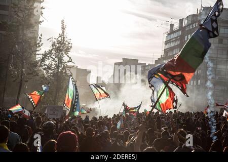 Manifestants au quatorzième jour de manifestations dans tout le pays, à Santiago, au Chili, le 1er novembre 2019. Le gouvernement du président Pinera a annoncé des mesures visant à améliorer les inégalités sociales. Les manifestations portent sur des questions telles que les soins de santé, le système de retraite, la privatisation de l'eau, les transports publics, l'éducation, la mobilité sociale et la corruption. Photo de Fabien Dupoux/ABACAPRESS.COM Banque D'Images