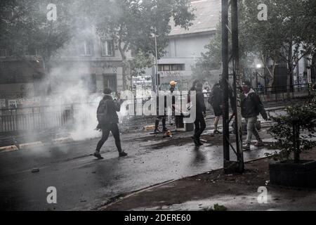 Manifestants au quatorzième jour de manifestations dans tout le pays, à Santiago, au Chili, le 1er novembre 2019. Le gouvernement du président Pinera a annoncé des mesures visant à améliorer les inégalités sociales. Les manifestations portent sur des questions telles que les soins de santé, le système de retraite, la privatisation de l'eau, les transports publics, l'éducation, la mobilité sociale et la corruption. Photo de Fabien Dupoux/ABACAPRESS.COM Banque D'Images