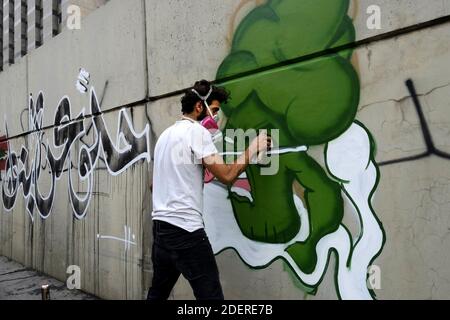 Graffitis dans le centre-ville de Beyrouth pendant la Révolution 2019, UN manifestant libanais attire la graffitis pour montrer leur soutien et exprimer leur réaction dans le cadre de manifestations antigouvernementales semblent utiliser le graffiti pour l'expression émotionnelle de la révolution. Les images utilisent des mots politiques, des citations et parfois des insultes. De nombreux messages contiennent des mots jurons et un langage brut, dans un effort pour supprimer leurs cibles (par exemple, les dirigeants du gouvernement) de leur légitimité et de leurs références morales. L'art a été fait à la hâte dans un moment de colère et de dégoût contre le système. Beyrouth, Liban, le 31 octobre 2019. Photo d'Alfred Banque D'Images