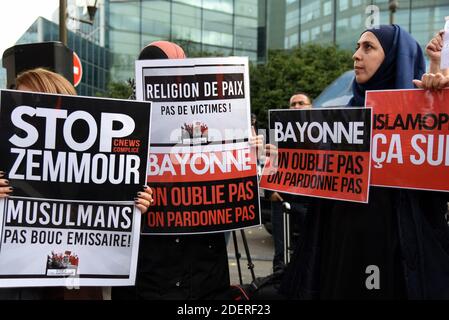 Un groupe de manifestants avec les bannières "Top Zemmour" démontrera contre Eric Zemmour devant le siège de CNews pour défier la chaîne sur sa responsabilité dans l'établissement d'un climat islamophobe à Boulogne-Billancourt, près de Paris, France, le 2 novembre 2019. Photo d'Alain Apaydin/ABACAPRESS.COM Banque D'Images