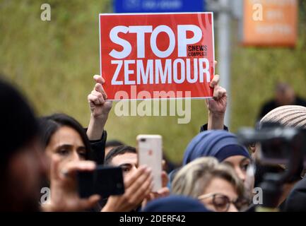 Un groupe de manifestants avec les bannières "Top Zemmour" démontrera contre Eric Zemmour devant le siège de CNews pour défier la chaîne sur sa responsabilité dans l'établissement d'un climat islamophobe à Boulogne-Billancourt, près de Paris, France, le 2 novembre 2019. Photo d'Alain Apaydin/ABACAPRESS.COM Banque D'Images