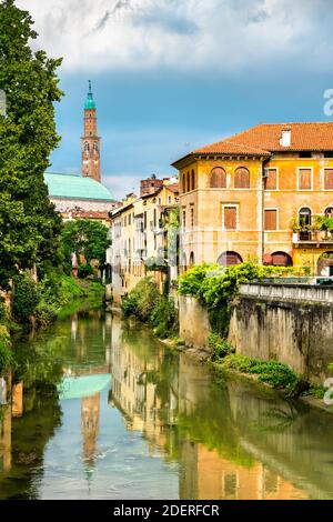 Torre Bissara avec la rivière Retrone à Vicenza, en Italie Banque D'Images