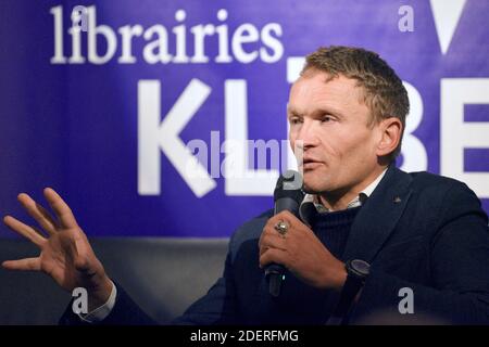 Sylvain Tesson, écrivain aventurier, reçoit le prix Renaudot 2019 pour son livre « la panthère des neiges / le léopard des neiges » publié par Gallimard. Sylvain Tesson s'est rendu au Tibet avec Vincent Munier, un photographe de la nature, pour raconter l'histoire de cette aventure pour la publication de ce livre à la librairie Kléber à Strasbourg, France, le 29 octobre 2019, photo de Nicolas Roses/ABACAPRESS.COM Banque D'Images