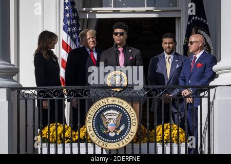 Juan Soto, le fiancé de gauche, s'exprime sur le podium alors que le président Donald Trump accueille les champions de la série mondiale 2019, les nationaux de Washington, sur la pelouse sud de la Maison Blanche le 4 novembre 2019 à Washington (à l'arrière : La première dame Melania Trump, le président Trump, le directeur national Dave Martinez et le directeur général national Mike Rizzo). Sean Doolittle, le réaleur de stars qui a fait des voix sur les questions sociales, n'a pas assisté à une cérémonie, disant qu'il est accueilli par un président qui donne des voix aux suprématistes blancs et aux macistes handicapés. Photo de Pete Marovich/ABACAPRESS.COM Banque D'Images