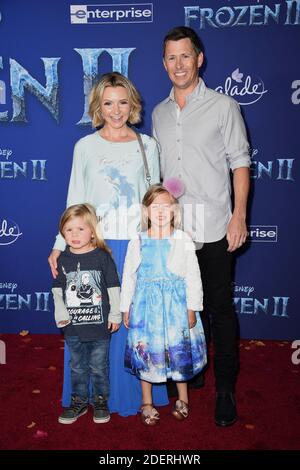 Michael Cameron, Beverley Mitchell, Hutton Michael Cameron et Kenzie Cameron assistent à la première du « Frozen 2 » de Disney au Dolby Theatre le 07 novembre 2019 à Los Angeles, Californie, États-Unis. Photo de Lionel Hahn/ABACAPRESS.COM Banque D'Images