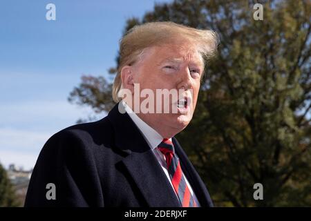 LE président AMÉRICAIN Donald J. Trump fait de brèves remarques aux membres des médias avant de partir avec la première dame Melania Trump (non représentée) sur la pelouse sud de la Maison Blanche à Washington, DC, États-Unis, le 09 novembre 2019. La présidente et la première dame assisteront à un match de football de la National Collegiate Athletic Association (NCAA) entre l'Alabama et l'université d'État de Louisiane à Tuscaloosa, Alabama, puis ils resteront à New York jusqu'à la fête des anciens combattants. Banque D'Images