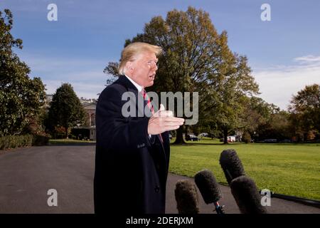 LE président AMÉRICAIN Donald J. Trump fait de brèves remarques aux membres des médias avant de partir avec la première dame Melania Trump (non représentée) sur la pelouse sud de la Maison Blanche à Washington, DC, États-Unis, le 09 novembre 2019. La présidente et la première dame assisteront à un match de football de la National Collegiate Athletic Association (NCAA) entre l'Alabama et l'université d'État de Louisiane à Tuscaloosa, Alabama, puis ils resteront à New York jusqu'à la fête des anciens combattants. Banque D'Images