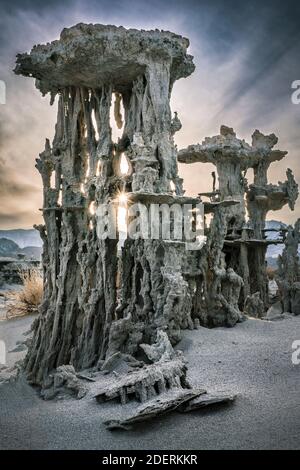 Tufas au lac Mono en Californie pendant le coucher du soleil Banque D'Images