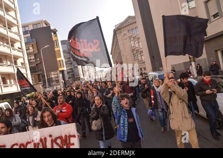 Des étudiants manifestant après un défait se sont incendiés devant le bâtiment CROUS, dénonçant la haute précarité, à Lyon, en France, le 12 novembre 2019. Photo de Julien Reynaud/APS-Medias/ABACAPRESS.COM Banque D'Images