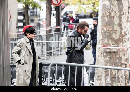 Jesse Hughes, leader du groupe Eagles of Death Metal, avec son partenaire, Tuesday Cross, s'éloigne de la foule au mémorial des victimes des attentats de Paris pour la cérémonie du souvenir qui s'est tenue devant le Bataclan où 90 personnes ont été tuées par l'attaque de terrortistes 13 novembre 2015, revendiqué par l'État islamique d'Irak et Levant (ISIL) lors d'un concert du Death Metal Eagles, Paris, 11ème arrondissement, France, 13 novembre 2019. Photo de Daniel Derajinski/ABACAPRESS.COM Banque D'Images