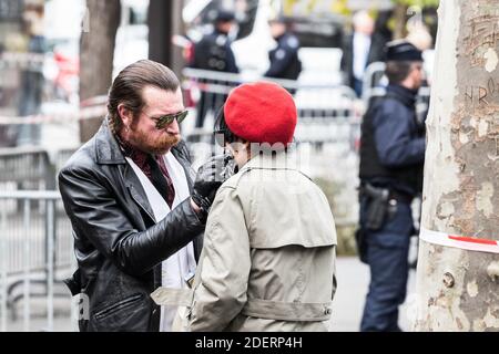 Jesse Hughes, leader du groupe Eagles of Death Metal, avec son partenaire, Tuesday Cross, s'éloigne de la foule au mémorial des victimes des attentats de Paris pour la cérémonie du souvenir qui s'est tenue devant le Bataclan où 90 personnes ont été tuées par l'attaque de terrortistes 13 novembre 2015, revendiqué par l'État islamique d'Irak et Levant (ISIL) lors d'un concert du Death Metal Eagles, Paris, 11ème arrondissement, France, 13 novembre 2019. Photo de Daniel Derajinski/ABACAPRESS.COM Banque D'Images