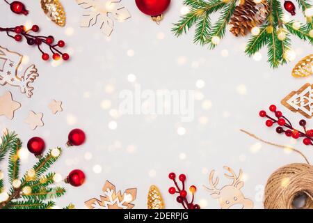 Cadre avec branches de sapin, jouets, baies et décoratoines sur fond blanc. Noël, nouvel an, jour de Thanksgiving. Plan de travail avec espace de copie Banque D'Images