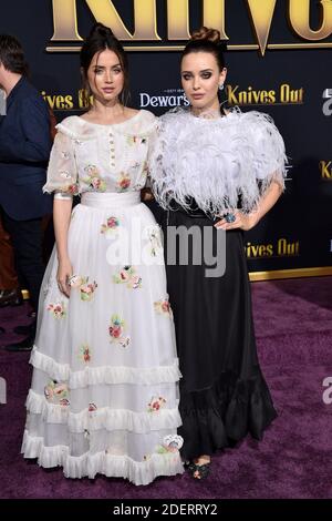 Ana de Armas et Katherine Langford assistent à la première de 'Knives Out' au Regency Village Theatre le 14 novembre 2019 à Los Angeles, CA, Etats-Unis. Photo de Lionel Hahn/ABACAPRESS.COM Banque D'Images