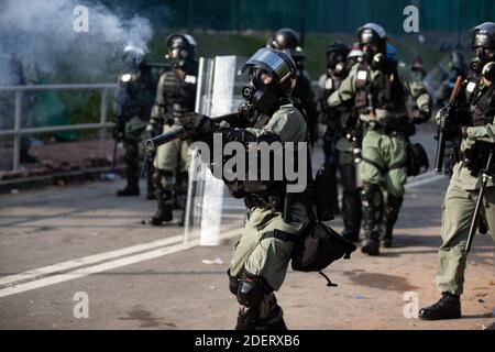 Incendie de la police à Hong Kong le 12 novembre 2019. Une bataille sans précédent à l'Université chinoise de Hong Kong (CUHK). La manifestation de Hong Kong se continue sur ses cinq mois. Une grève à l'échelle de la ville a débuté le lundi 11 novembre 2019, ce qui a entraîné l'arrêt de certaines parties de Hong Kong lorsque les stations MTR ont fermé et que plusieurs barrages routiers ont été érigés. Où l'autoroute Tolo Harbour sous le pont n°2 qui relie l'Université chinoise de Hong Kong (CUHK) et l'espace public est également bloquée. Photo de May James/ABACAPRESS.COM Banque D'Images