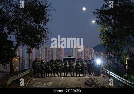 Police se tenir sur NO2. Pont qui va à l'université. À Hong Kong le 11 novembre 2019. Une bataille sans précédent à l'Université chinoise de Hong Kong (CUHK). La manifestation de Hong Kong se continue sur ses cinq mois. Une grève à l'échelle de la ville a débuté le lundi 11 novembre 2019, ce qui a entraîné l'arrêt de certaines parties de Hong Kong lorsque les stations MTR ont fermé et que plusieurs barrages routiers ont été érigés. Où l'autoroute Tolo Harbour sous le pont n°2 qui relie l'Université chinoise de Hong Kong (CUHK) et l'espace public est également bloquée. Photo de May James/ABACAPRESS.COM Banque D'Images