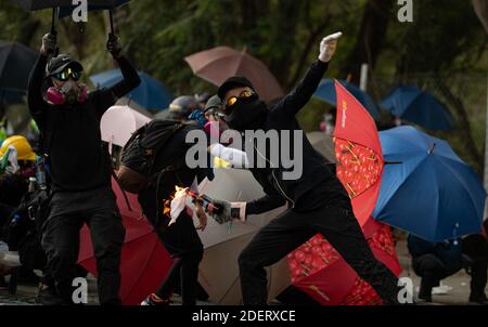 Un étudiant lance un cocktail Molotov à la police, à Hong Kong, le 12 novembre 2019. Une bataille sans précédent à l'Université chinoise de Hong Kong (CUHK). La manifestation de Hong Kong se continue sur ses cinq mois. Une grève à l'échelle de la ville a débuté le lundi 11 novembre 2019, ce qui a entraîné l'arrêt de certaines parties de Hong Kong lorsque les stations MTR ont fermé et que plusieurs barrages routiers ont été érigés. Où l'autoroute Tolo Harbour sous le pont n°2 qui relie l'Université chinoise de Hong Kong (CUHK) et l'espace public est également bloquée. Photo de May James/ABACAPRESS.COM Banque D'Images