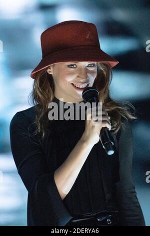 La chanteuse Alice Vanor, de 'Alice et moi', se produit lors de la ...
