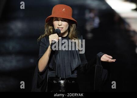 La chanteuse Alice Vanor, de 'Alice et moi', se produit lors de la ...