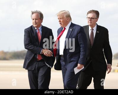 PAS DE FILM, PAS DE VIDÉO, PAS de télévision, PAS DE DOCUMENTAIRE - Donald Trump salue le procureur général du Texas Ken Paxton en tant que lieutenant Gov. DaN Patrick suit à l'aéroport international d'Austin Bergstrom le mercredi 20 novembre 2019 avant sa visite sur le campus d'Apple. Photo de Jay Janner/Austin American-Statesman/TNS/ABACAPRESS.COM Banque D'Images
