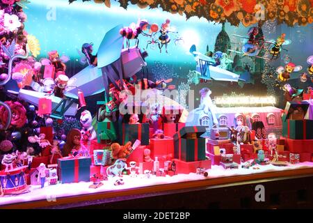 Vue générale de 'la ruche de Noel' pendant la nuit d'ouverture des fenêtres de Noël au grand magasin des Galeries Lafayette le 20 novembre 2019 à Paris. Photo de Denis Guignebourg/ABACAPRESS.COM Banque D'Images