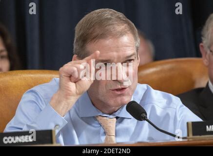 Le représentant des États-Unis Jim Jordan (républicain de l'Ohio) questions l'Ambassadeur Kurt Volker, ancien envoyé spécial des États-Unis en Ukraine, et Timothy Morrison, adjoint spécial du Président et Directeur principal pour l'Europe et la Russie, Conseil national de sécurité (CNS), Lors de leur témoignage lors de l'audience publique du Comité permanent des services de renseignement de la Chambre des représentants des États-Unis, ils enquêtent sur la destitution du président américain Donald J. Trump à Capitol Hill à Washington, DC, USA, le mardi 19 novembre 2019. Photo de Ron Sachs/CNP/ABACAPRESS.COM Banque D'Images