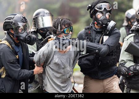 Un manifestant est arrêté par la police à Hong Kong le 18 novembre 2019. Siège à l'Université polytechnique. La police entoure le campus universitaire après que des manifestants pro-démocratiques ont bloqué le tunnel de l'autre côté du port et la route principale à l'extérieur du campus. La manifestation de Hong Kong se continue sur ses sixième mois. Une grève à l'échelle de la ville a débuté le lundi 11 novembre 2019, ce qui a entraîné l'arrêt de certaines parties de Hong Kong lorsque les stations MTR ont fermé et que plusieurs barrages routiers ont été érigés. Photo de May James/ABACAPRESS.COM Banque D'Images